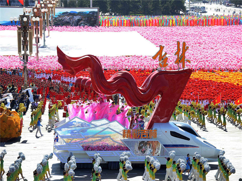 國(guó)慶60周年“精彩吉林”國(guó)慶彩車.jpg